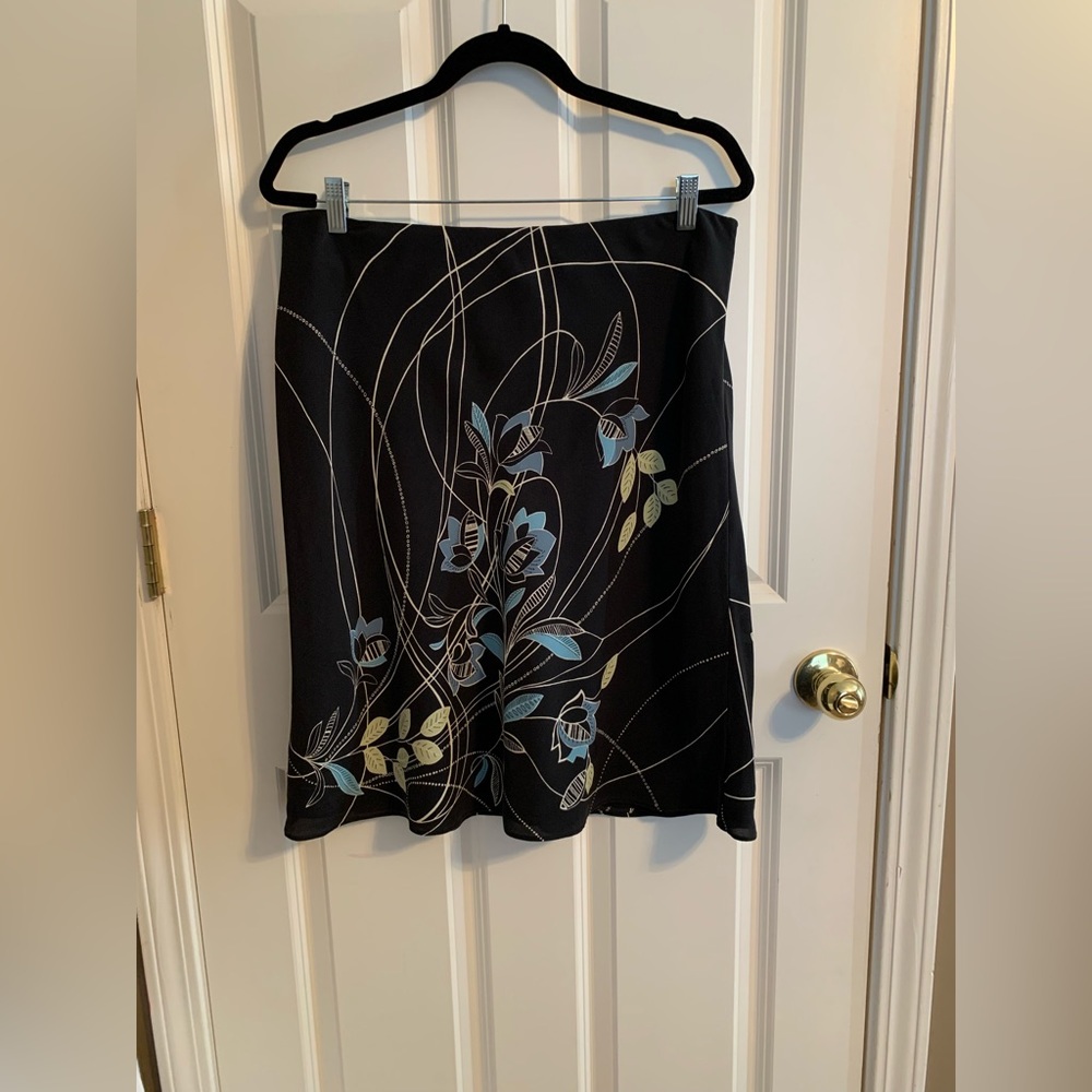 Ann Taylor Loft Black Blue Green Floral 100%
Silk Swing Side Zip Skirt